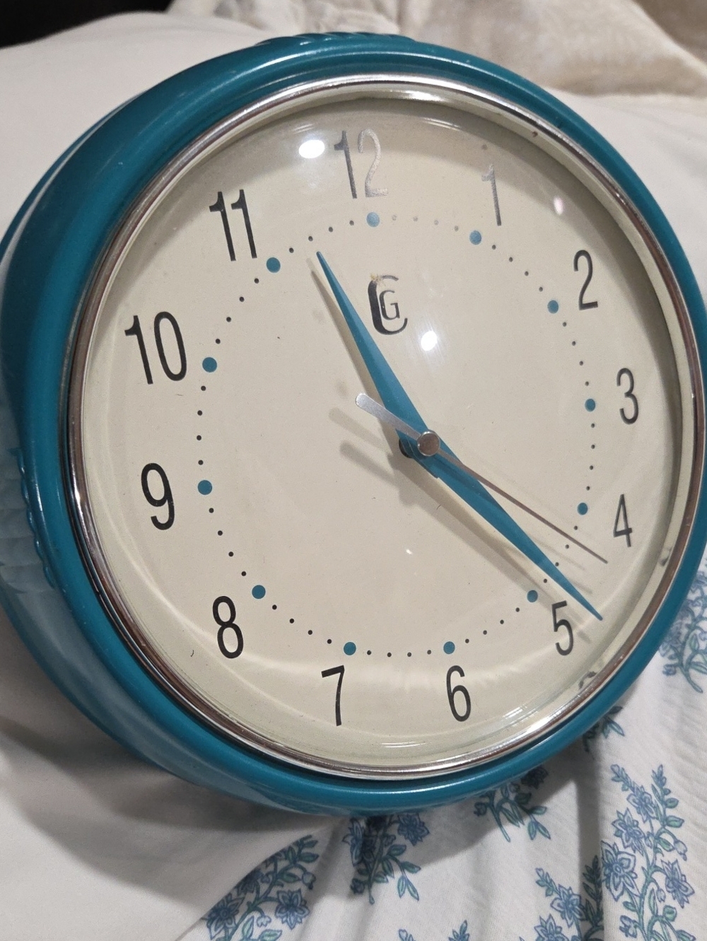 Teal Retro Wall Clock with White Face - Stylish Home Accent